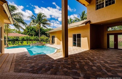 Parkland House | PARKLAND MANSION SPACIOUS & HUGE YARD