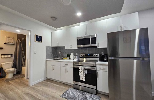 Southwest Edmonton House | Parkside Basement Suite/Netflix, Amazon Prime & Disney