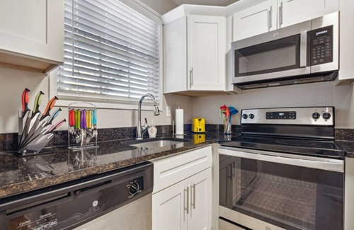 Midtown Apartment | *Parkside KING SUITE in Midtown with FREE parking*