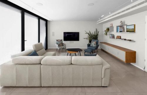 Tel Aviv Apartment | Parkside Luxe with Skyline Views