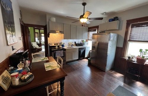 Mount Pleasant Apartment | ParkView Apt. has 3 bedrooms, sleeps 13, with a great porch view. RE.00261-STR