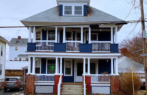 Mount Pleasant Apartment | ParkView Apt. has 3 bedrooms, sleeps 13, with a great porch view. RE.00261-STR