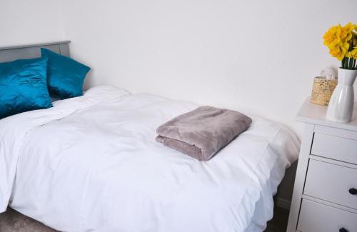 Cribbs Causeway Apartment | Parkway House - Modern with great transport links