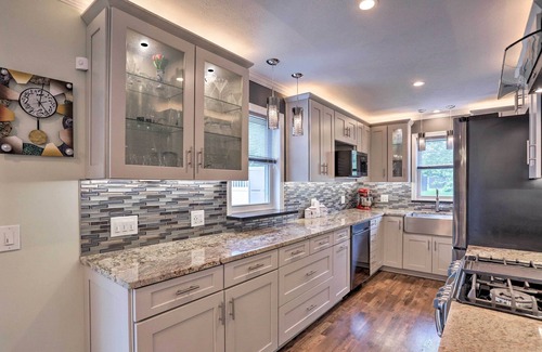 Parma Heights House | Parma Heights Home w/Private Yard & Pergola