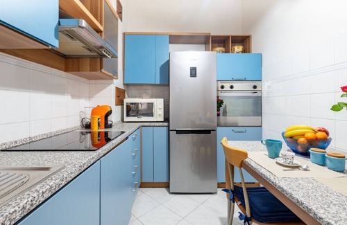 Parma City Centre Apartment | Parma Station Colorful Apartment with Balcony x5