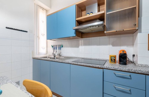 Parma City Centre Apartment | Parma Station Colorful Apartment with Balcony x5