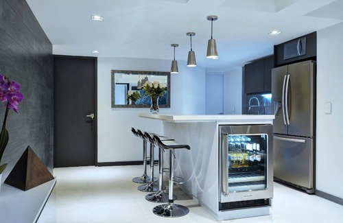 Zona Rosa Apartment | Parque Lleras Luxury 4br apartment