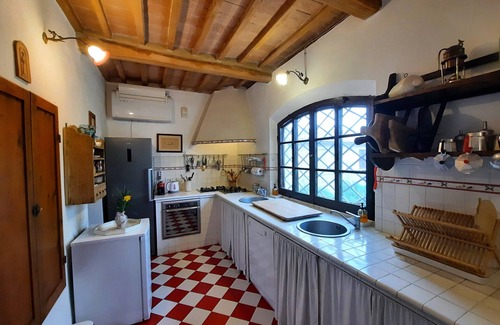 San Giovanni d'Asso Villa | Pasqui Villas : La Consuma Historic villa in a village, garden, view, pool, WiFi