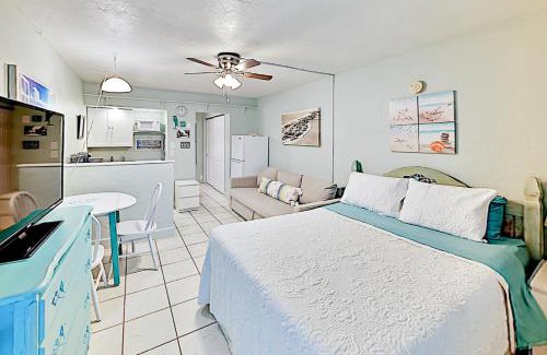 Pass-a-Grille Historic District Hotel | Pass-A-Grille Beach Retreat Unit 8