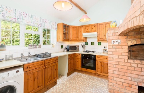 Quedgeley House | Pass the Keys | Traditional Comfy 2 Bed in Alderminster