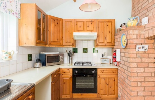 Quedgeley House | Pass the Keys | Traditional Comfy 2 Bed in Alderminster