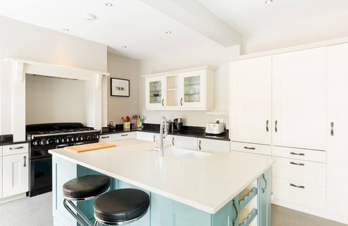 Kenilworth House | Pass the Keys | 4Bed Home in Kenilworth with Parking