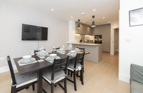 Reading House | Pass the Keys | 4Bedroom Minimalist and Spacious Semi-detached House