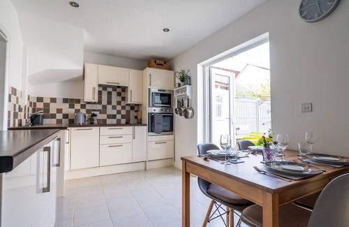 Montpellier House | Pass the Keys | Bath Road Retreat 2 bedrooms with garden