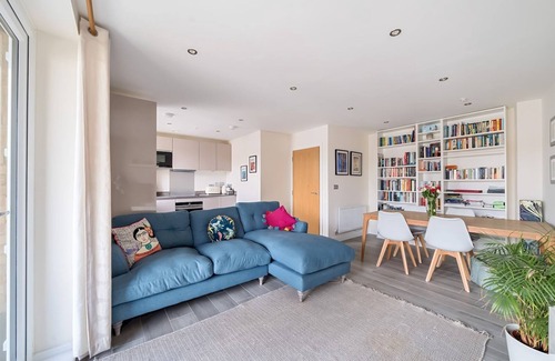 Runnymede Apartment | Pass the Keys | Bright modern flat w/parking