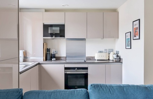 Runnymede Apartment | Pass the Keys | Bright modern flat w/parking