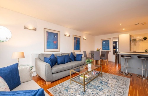 Farringdon Apartment | Pass the Keys | Bright Spacious Flat in Central London | Sleeps 6