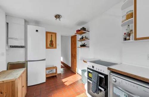 South Acton House | Pass the Keys Charming Victorian 2-Bed House with Artistic Flair in Acton | Ideal for Families and Groups | Excellent Transport Links