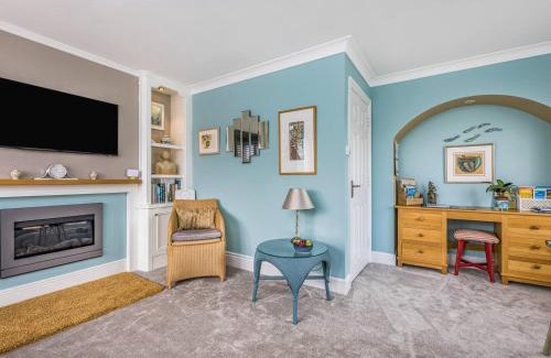 Chichester House | Pass the Keys City Centre Town House w Parking