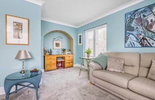 Chichester House | Pass the Keys City Centre Town House w Parking