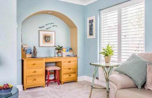 Chichester House | Pass the Keys City Centre Town House w Parking