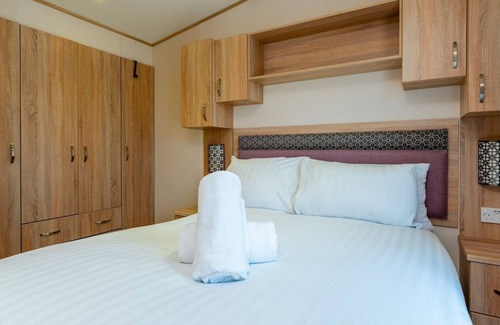 Wimborne House | Pass the Keys | Delightful 2 bedroom caravan with parking