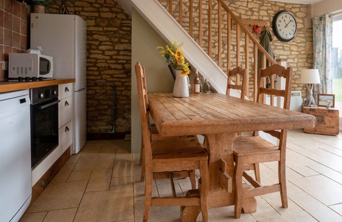 Bourton-on-the-Hill House | Pass the Keys | Hare Cottage wonderful views and parking