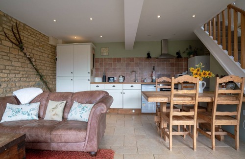 Bourton-on-the-Hill House | Pass the Keys | Hare Cottage wonderful views and parking