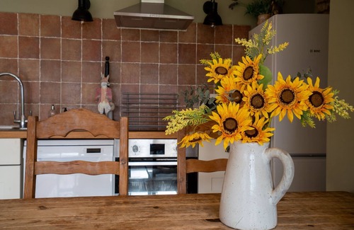 Bourton-on-the-Hill House | Pass the Keys | Hare Cottage wonderful views and parking