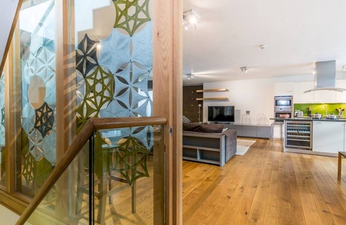 The City of London Apartment | Pass The Keys | Gorgeous 3-bed with large roof terrace, very central