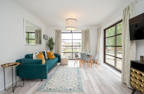 Surrey Docks Apartment | Pass the Keys London apartment - Waterfront Terrace Parking