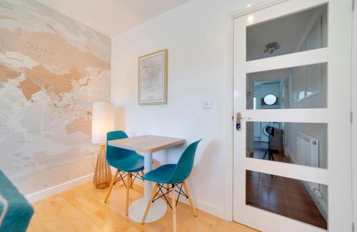 Trumpington House | Pass the Keys Modern & Spacious 1 Bed Terrace with Free Parking
