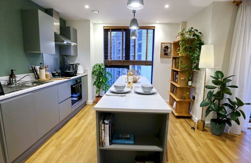Northern Quarter Apartment | Pass the Keys | Northern Qtr Corner Flat With Balcony & City Views