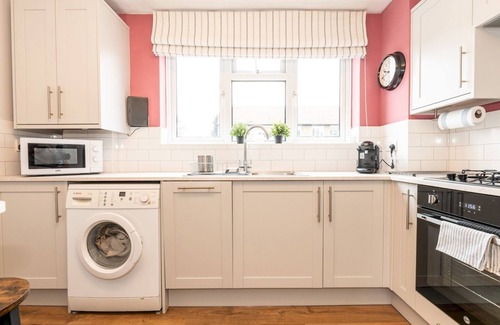 Kew Apartment | Pass the Keys | Peaceful, zen apartment with parking, Kew, London