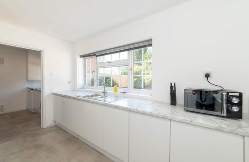 Playhatch House | Pass the Keys | Reading Luxurious Spacious Villa with Conservatory
