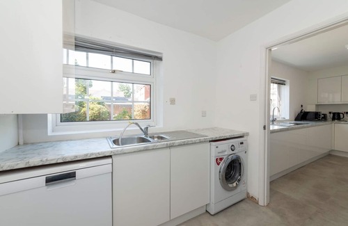Playhatch House | Pass the Keys | Reading Luxurious Spacious Villa with Conservatory