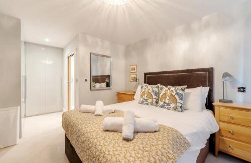 Leatherhead House | Pass the Keys Spacious Family Oasis Explore with Ease