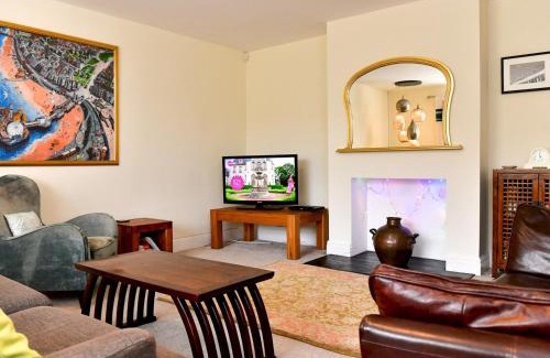 Barry House | Pass the Keys Spacious 4 Bedroom home with Parking Garden