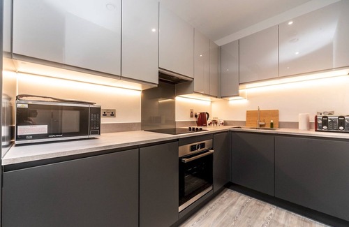 Abbey Wood Apartment | Pass the Keys | Spacious Bright Flat 20 Mins To Central London