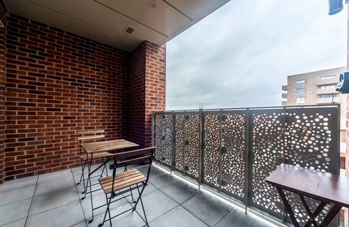 Abbey Wood Apartment | Pass the Keys | Spacious Bright Flat 20 Mins To Central London