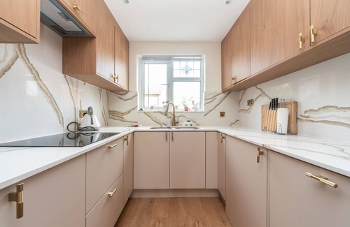 Thamesmead House | Pass the Keys | Spacious Cosy Home Close To London Abbey Wood