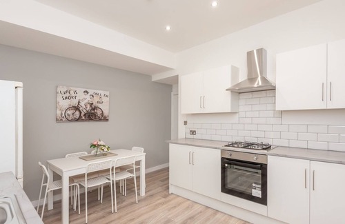 Chapeltown House | Pass the Keys | Spacious Retreat near city centre