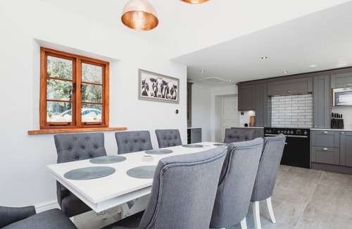 Upton Cheyney House | Pass the Keys | Stunning Large 4 Bed Country House with Hot tub