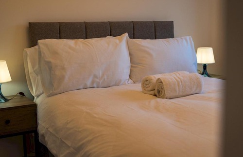 Borehamwood House | Pass the Keys Stylish 4 Bedroom Home with Parking in Borehamwood