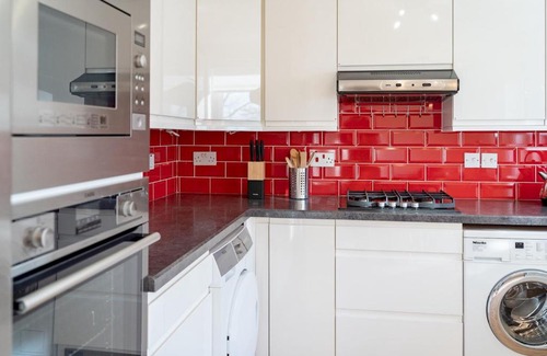 Borehamwood House | Pass the Keys Stylish 4 Bedroom Home with Parking in Borehamwood