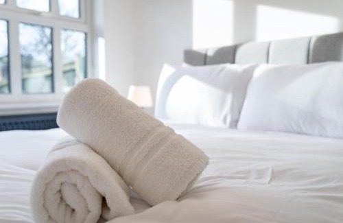 Borehamwood House | Pass the Keys Stylish 4 Bedroom Home with Parking in Borehamwood