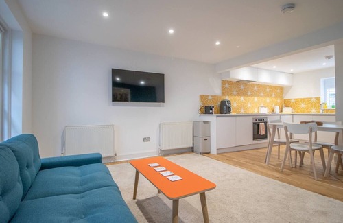 Kelvinbridge House | Pass the Keys | Stylish West End Detached Mews