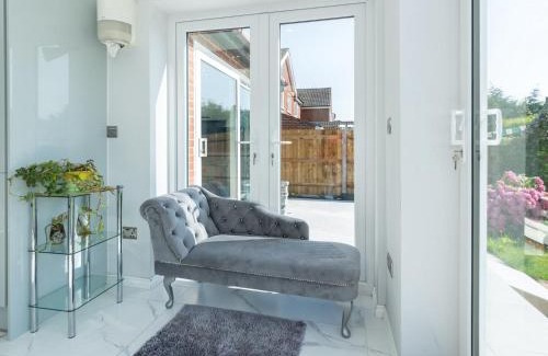 Reading House | Pass the Keys Stylish HouseSmart FeaturesJacuzziLarge Garden