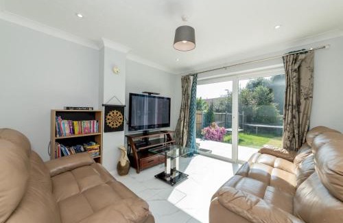 Reading House | Pass the Keys Stylish HouseSmart FeaturesJacuzziLarge Garden