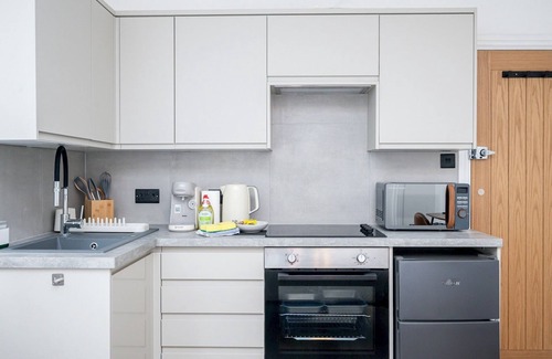 Waddon Apartment | Pass the Keys | The Nest Studio - Stylish Central Croydon Retreat